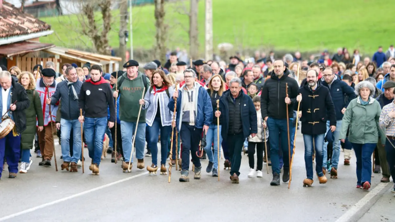 La tradicional subida en albarcas a La Montaña por la festividad de San Blas en Torrelavega