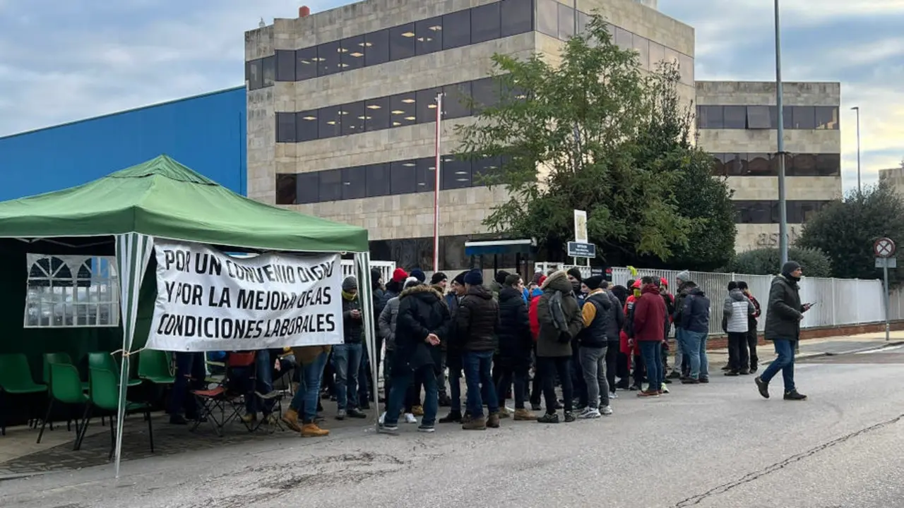 Trabajadores a las puertas de Aspla