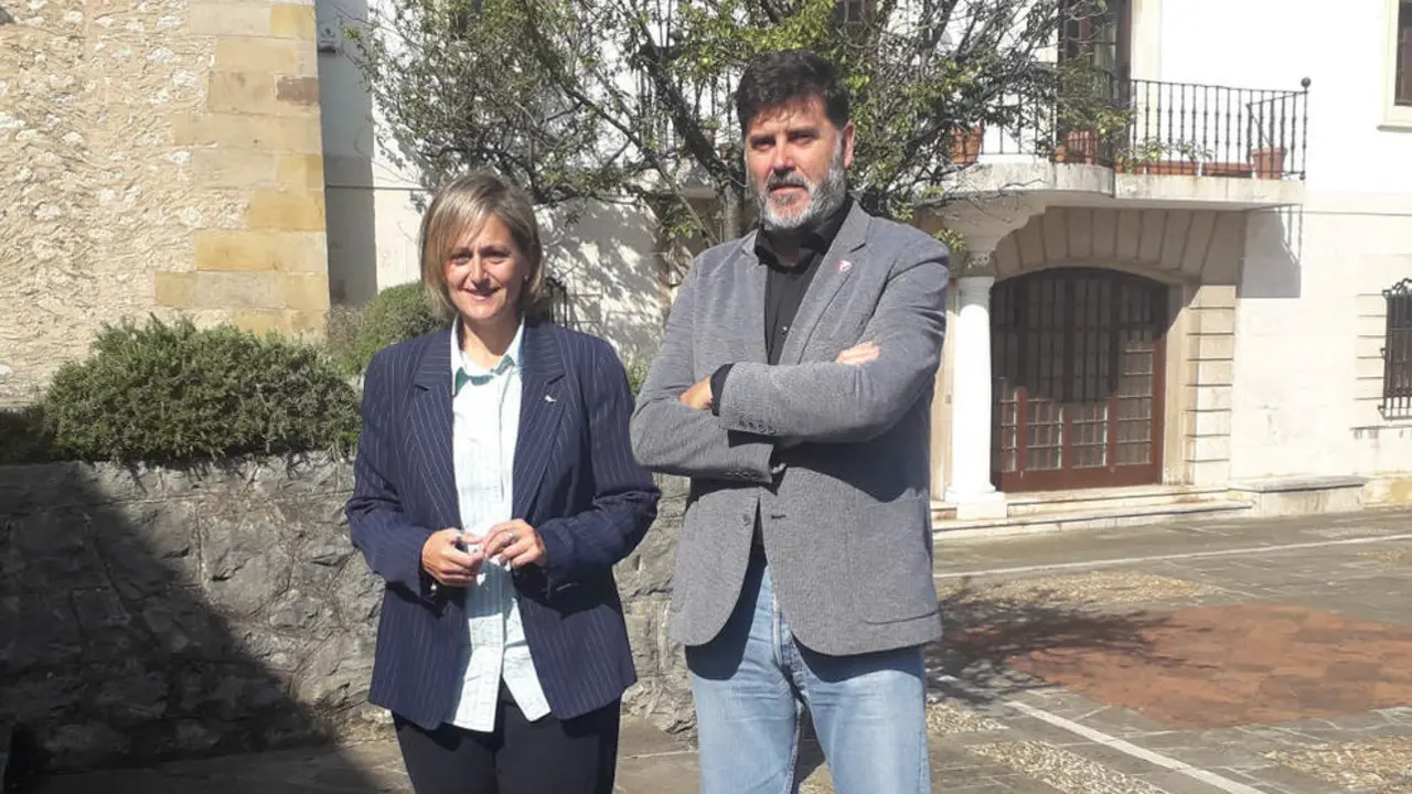 Esther Bolado y Héctor Lavín, tras la presentación del acuerdo de investidura en Camargo