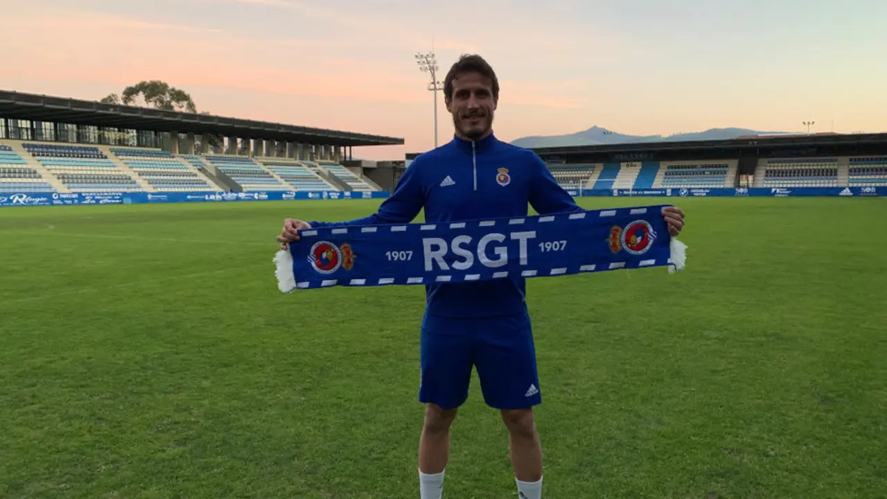 Christian Fernández 'Bolaño' posa con sus nuevos colores en El Malecón