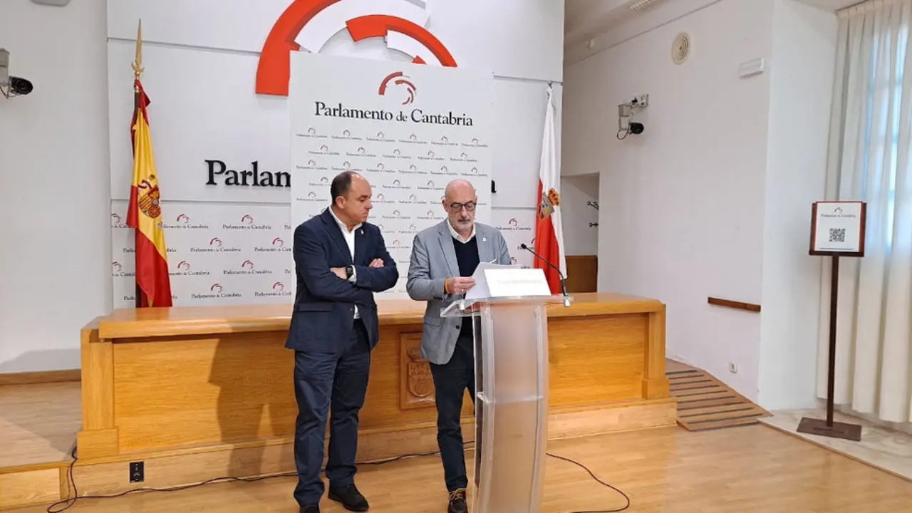 El portavoz de Ciudadanos, Félix Álvarez, y el concejal de Cs en el Ayuntamiento de Torrelavega, Julio Ricciardiello