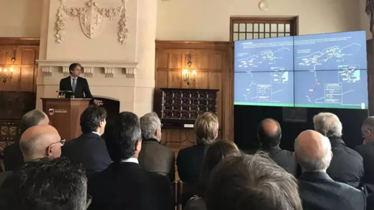 El exministro de Fomento, Íñigo de la Serna, durante la presentación del Plan de Cercanías