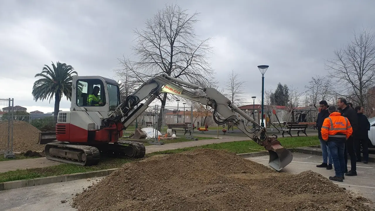 Obras de construcci&oacute;n de la pista deportiva en la Plaza de las Autonom&iacute;as