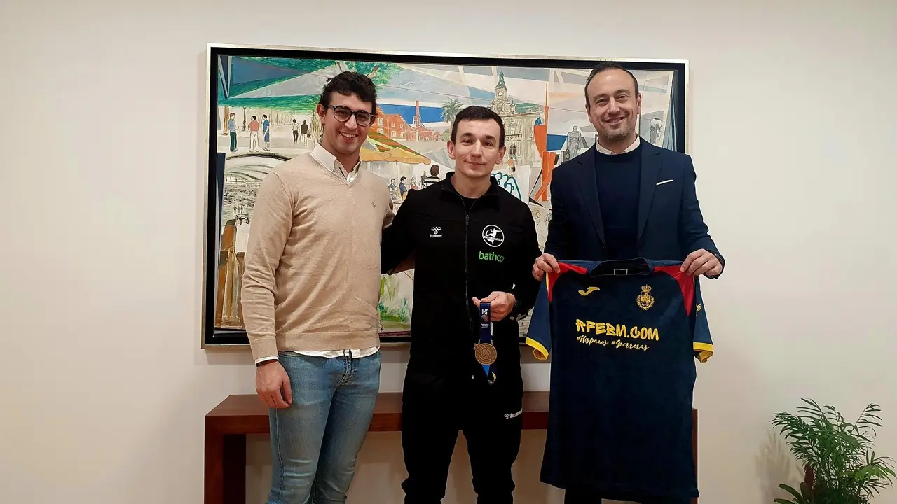 El alcalde de Torrelavega, Javier L&oacute;pez Estrada, y el concejal de Deportes, Nacho Gonz&aacute;lez, reciben a Nacho Torrescusa, bronce en el Mundial de Balonmano con Espa&ntilde;a