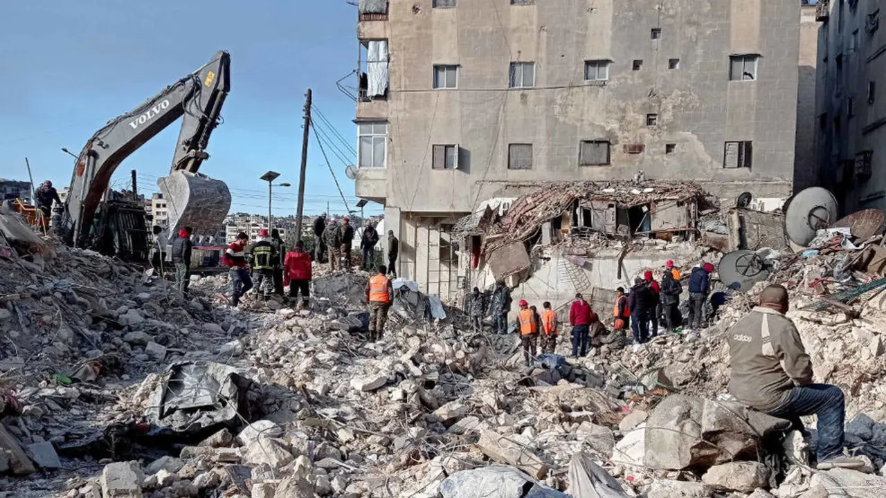 Trabajos de búsqueda y rescate tras el derrumbe de un edificio en la ciudad siria de Alepo por los terremotos.