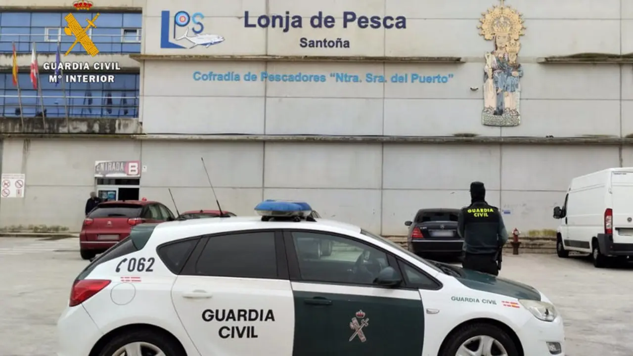 La Guardia Civil junto a la lonja de Santoña