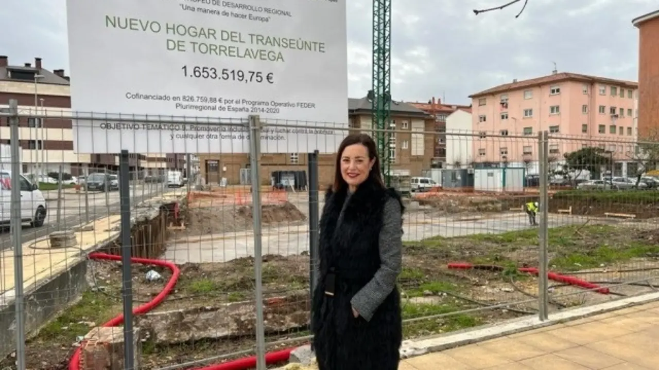 La portavoz del PP de Torrelavega, Marta Fern&aacute;ndez-Teijeiro, junto a las obraws del Hogar del Transe&uacute;nte