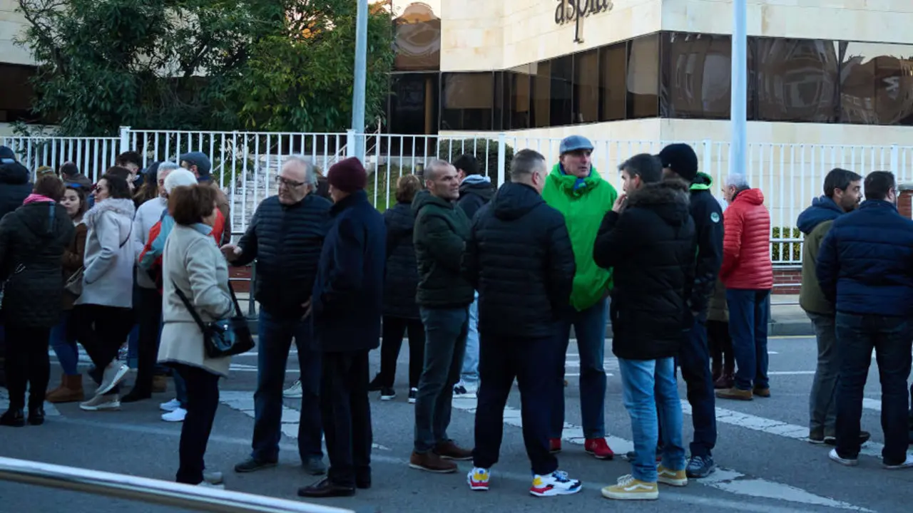 Trabajadores de Aspla en la sede de la empresa durante una manifestación