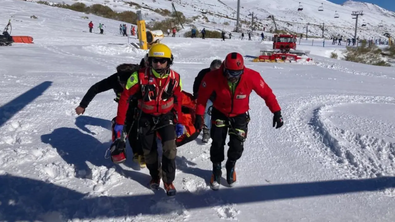 El 112 traslada a un esquiador en la estación de Alto Campoo.