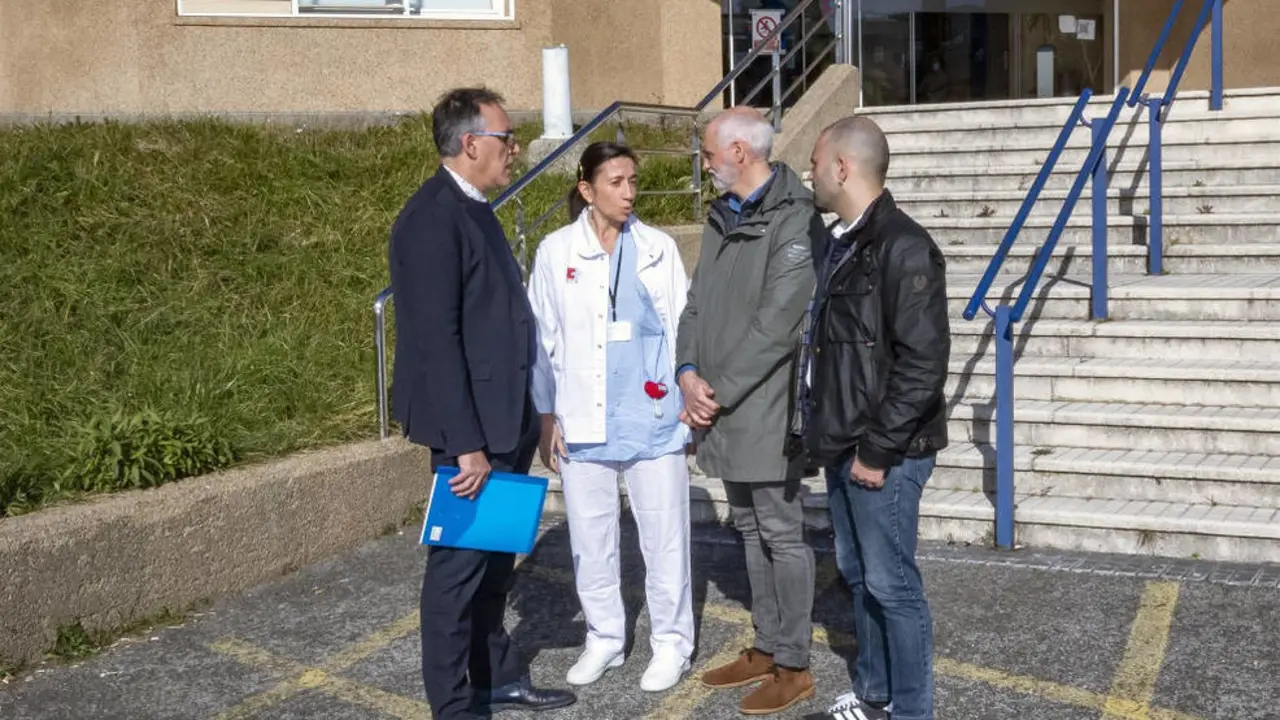 El consejero de Sanidad, Raúl Pesquera (izda), visita el centro de salud de Cazoña
