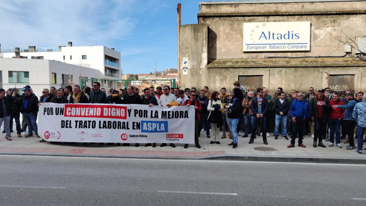 La plantilla de Aspla se concentra frente al Parlamento de Cantabria