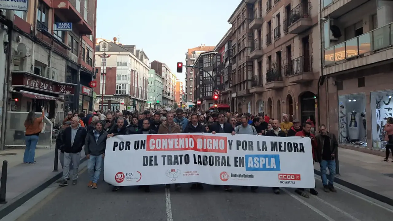 Los trabajadores de Aspla en las calles de Torrelavega