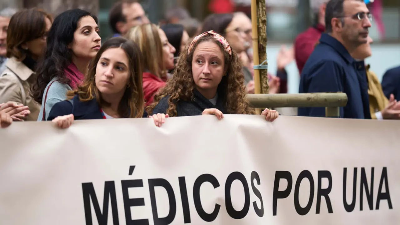 Varias personas participan durante la concentración de médicos de Atención Primaria convocada por el Sindicato Médico en la Sede del Gobierno regional | Foto de archivo