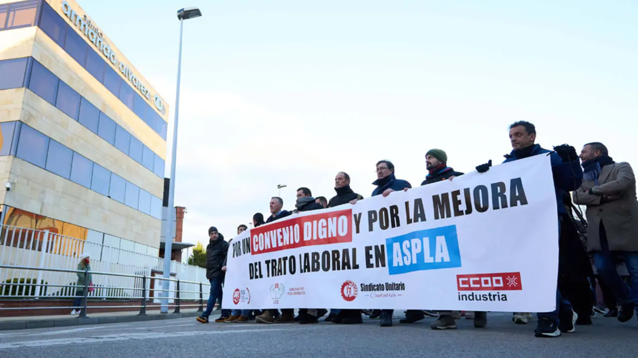 Trabajadores de la empresa Aspla sostienen pancartas durante una manifestación