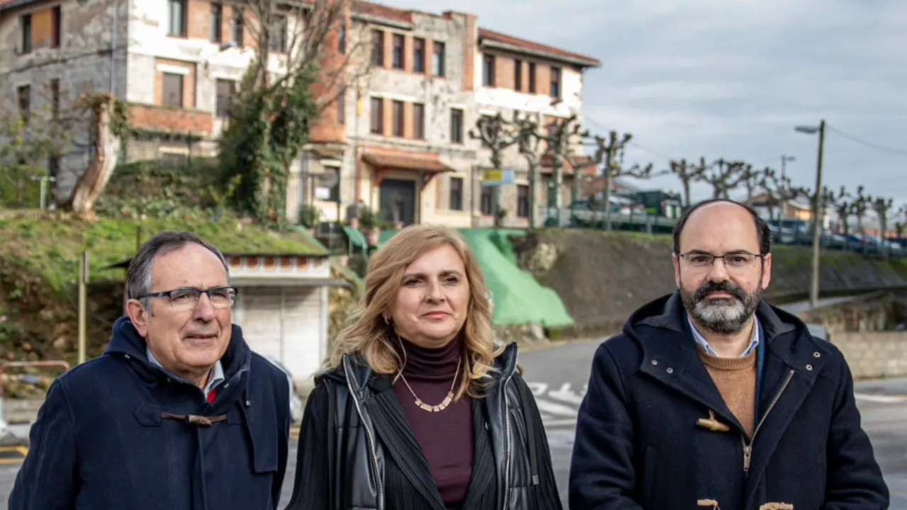 El secretario general del PSOE de Torrelavega, José Luis Urraca; junto a la portavoz parlamentaria y secretaria de Organización, Noelia Cobo; y a José Manuel Cruz Viadero, frente al cuartel de la Guardia Civil