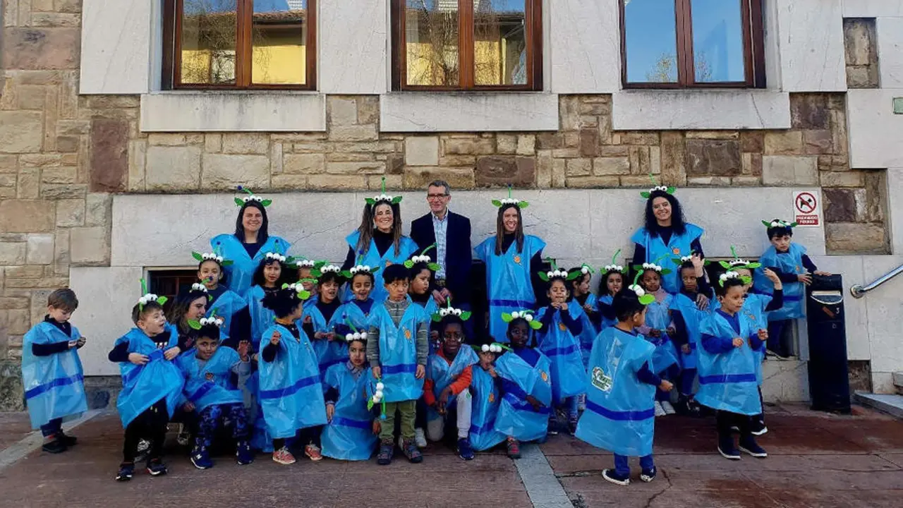 Alumnos del colegio Mayer visitan el Ayuntamiento vestidos de Carnaval