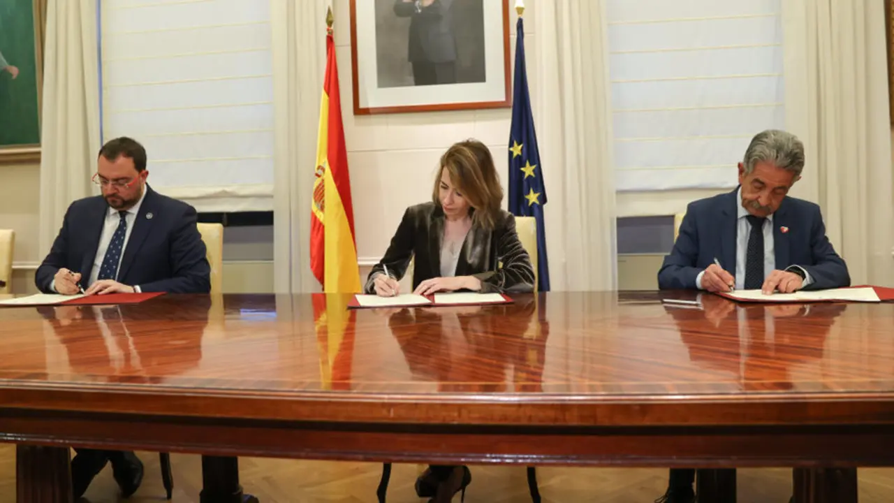 La ministra de Transportes, Raquel S&aacute;nchez; el presidente de Cantabr&iacute;a, Miguel &Aacute;ngel Revilla (d); y su hom&oacute;logo asturiano, Adri&aacute;n Barb&oacute;n (i), firman acuerdos en la reuni&oacute;n para abordar el futuro de la red y del servicio ferroviario de ancho m&eacute;trico
