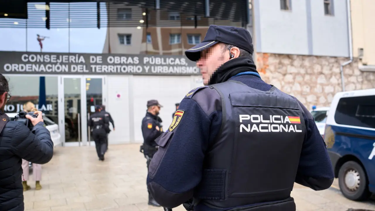 Varios policías en la entrada de la Consejería de Obras Públicas
