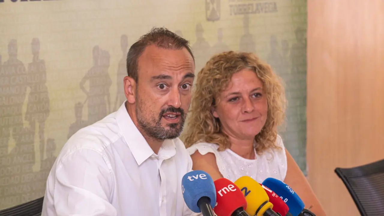 El alcalde, Javier López Estrada, y la concejala de Festejos, Patricia Portilla