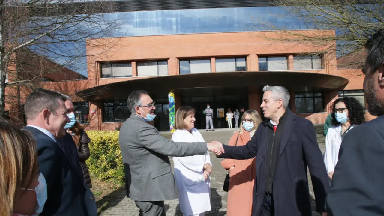 Visita de los consejeros al Hospital de Sierrallana de Torrelavega