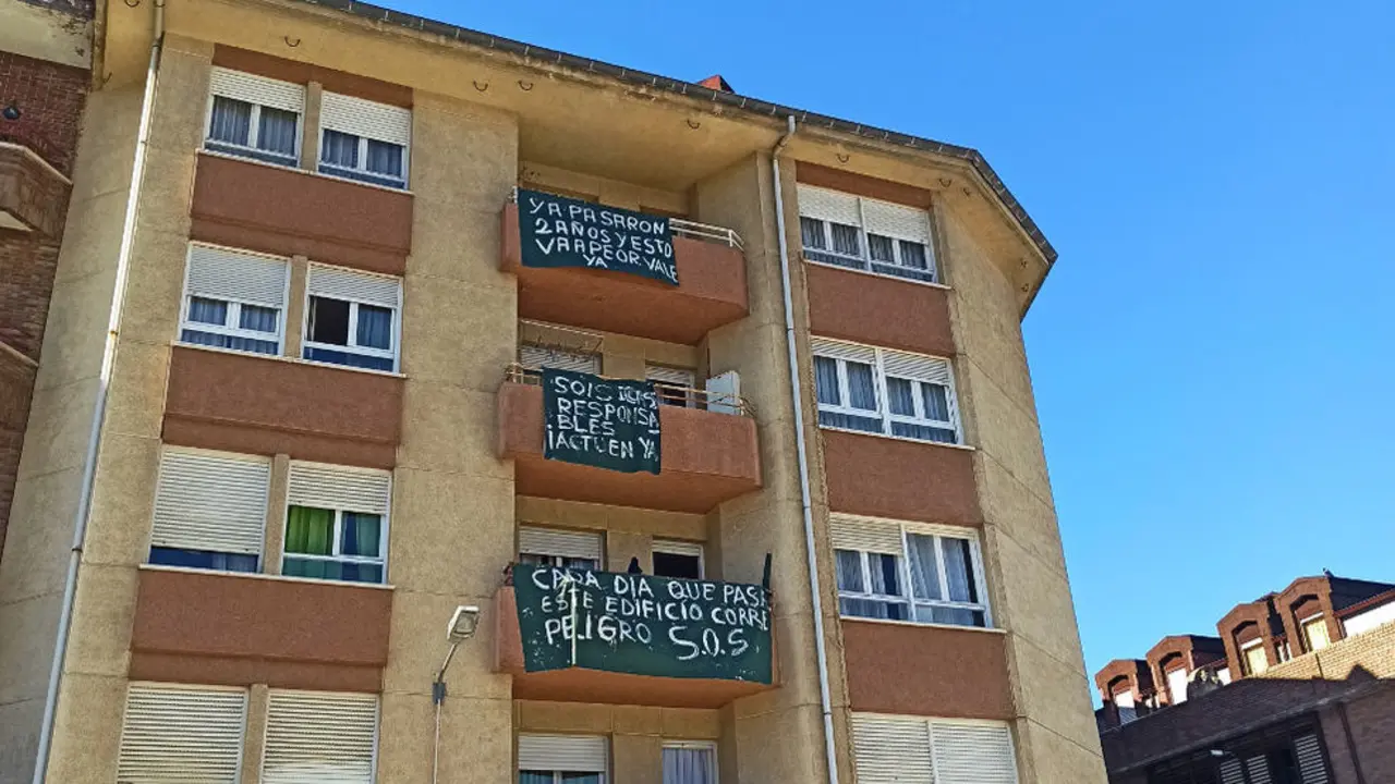 Edificio del portal número seis de la calle Coro Ronda Garcilaso, en Torrelavega