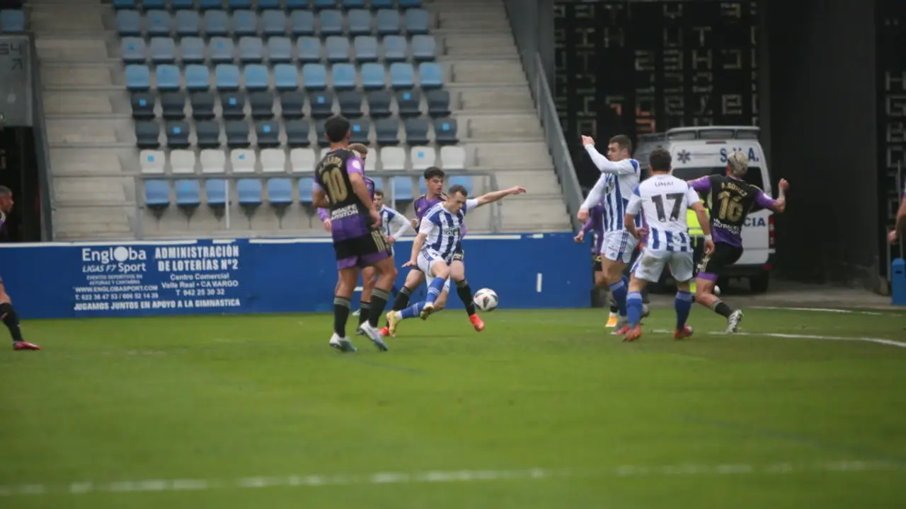 Un instante del encuentro entre la RS Gimnástica y el Valladolid Promesas