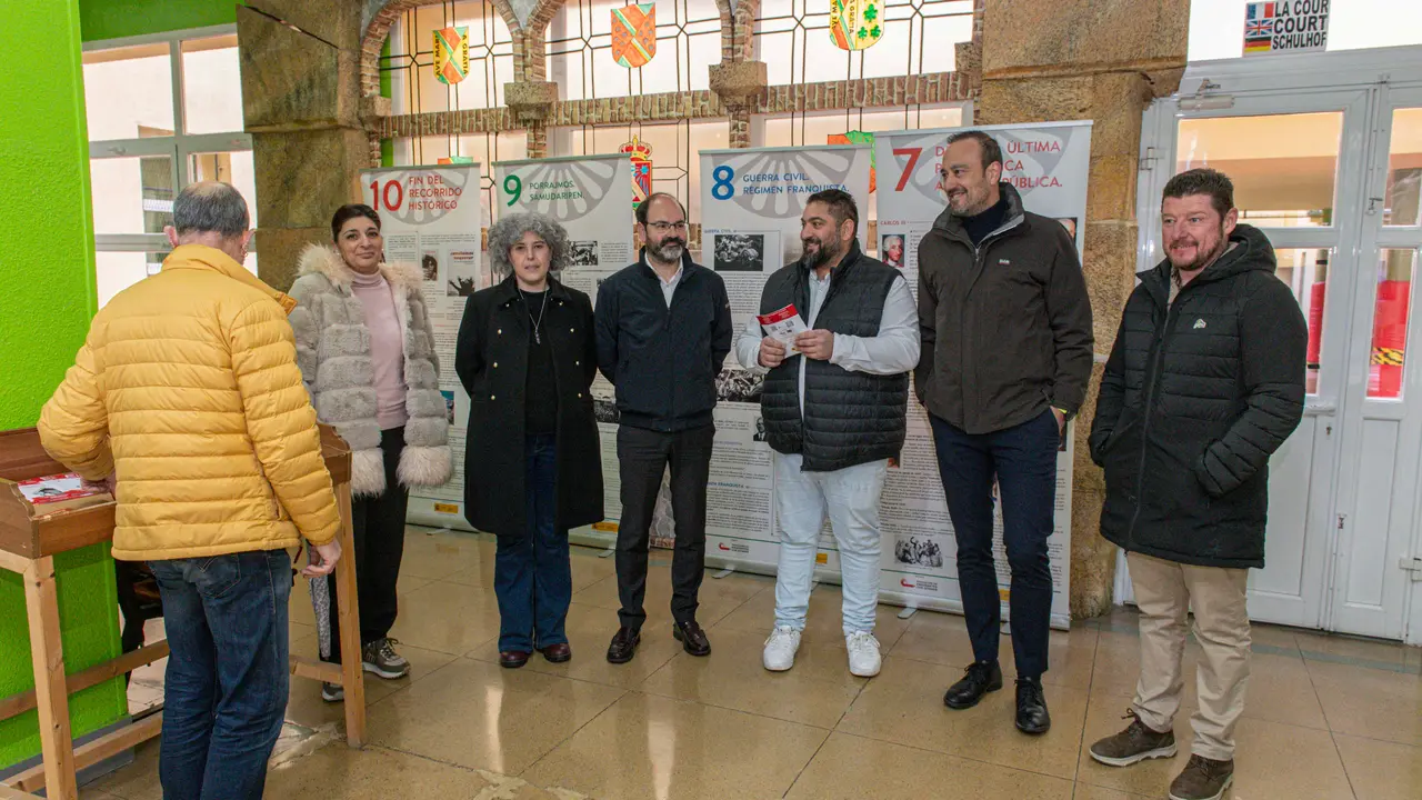 El IES Marqu&eacute;s de Santillana de Torrelavega inaugura la exposici&oacute;n itinerante 'Historia y cultura del pueblo gitano'