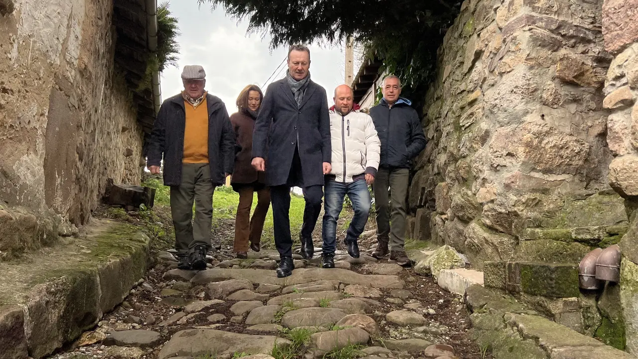 El consejero de Desarrollo Rural, Guillermo Blanco, visita las mejoras de la Calzada Romana del Besaya y del Camino Real