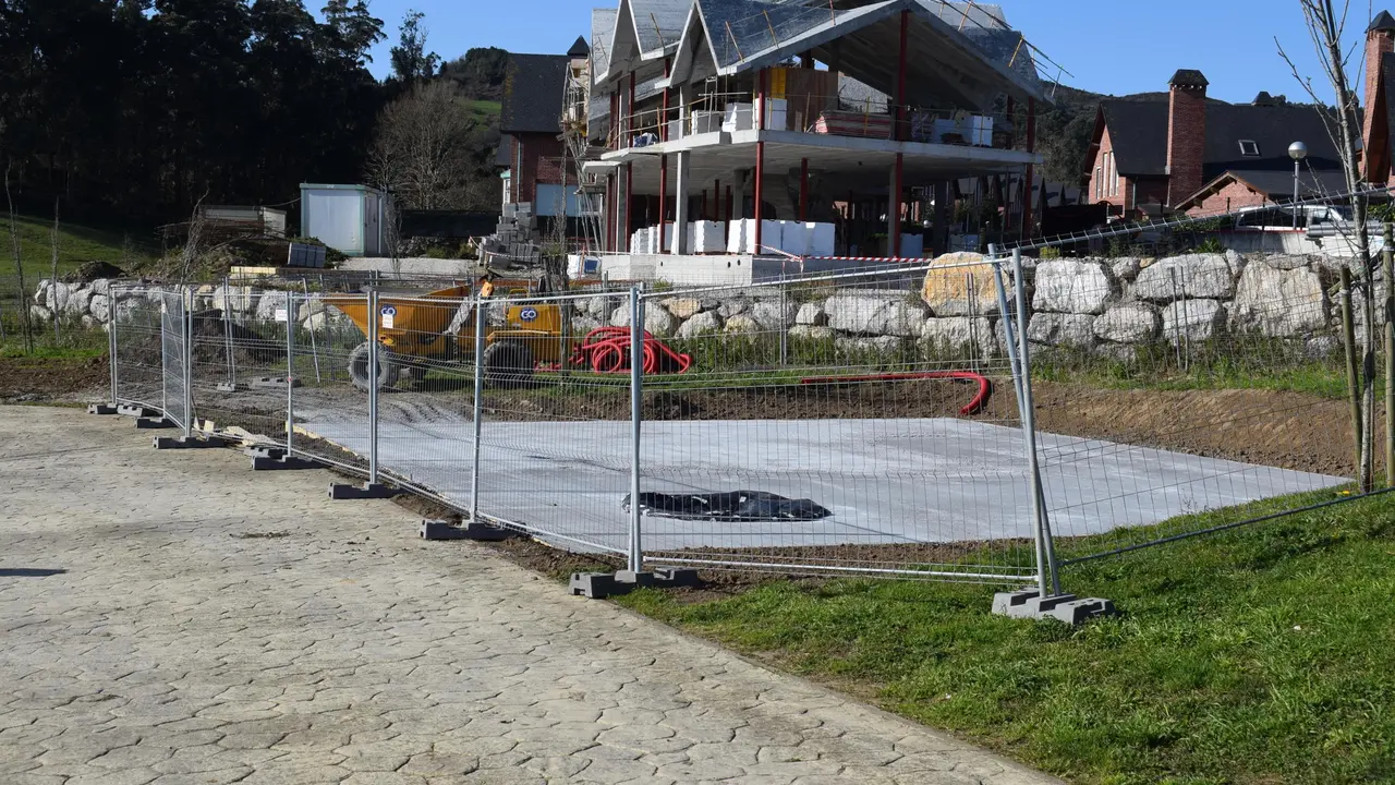 El Ayuntamiento de Pi&eacute;lagos comienza la construcci&oacute;n de un parque infantil en Mortera