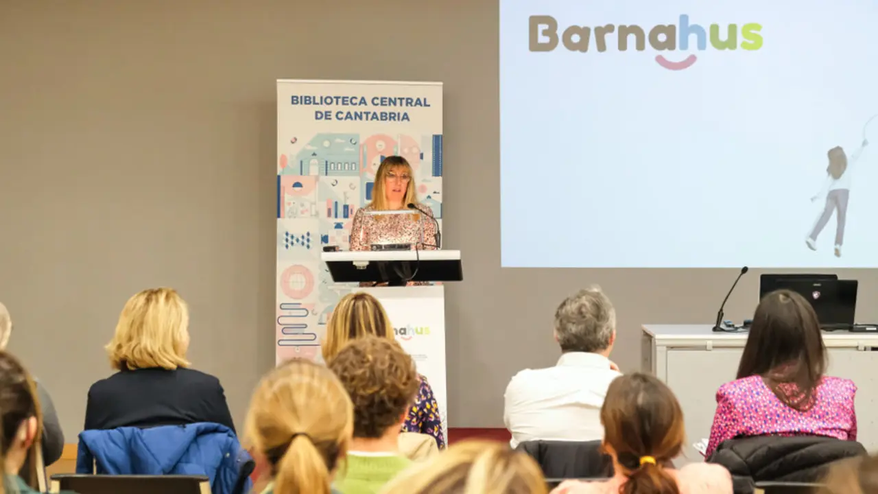 La consejera Eugenia G&oacute;mez de Diego, presenta el informe `Bajo el mismo techo. An&aacute;lisis del itinerario de atenci&oacute;n a ni&ntilde;os, ni&ntilde;as y adolescentes v&iacute;ctimas de violencia sexual en Cantabria y propuesta de implantaci&oacute;n del modelo Barnahaus.