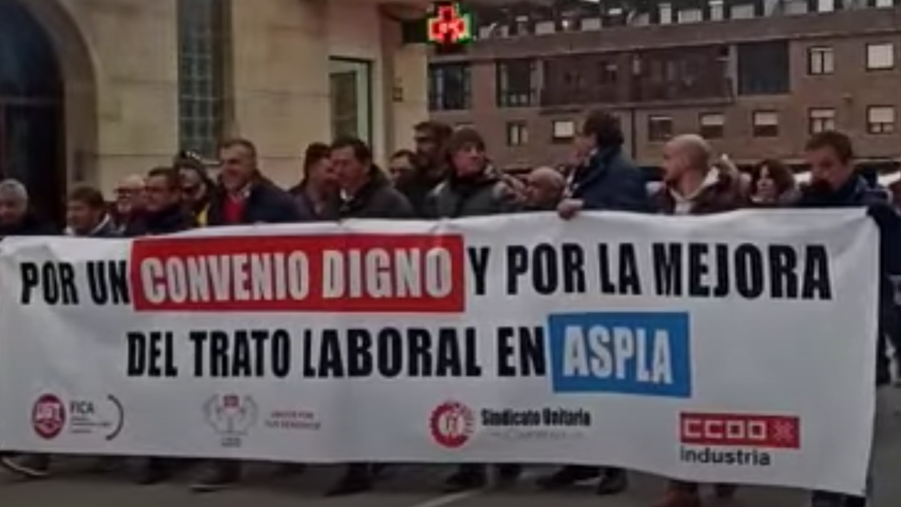 Tercera manifestaci&oacute;n de los trabajadores de Aspla por las calles de Torrelavega