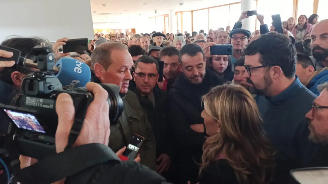 Trabajadores de Aspla conversan con Yolanda Díaz antes de su acto en Santander | Foto- edc