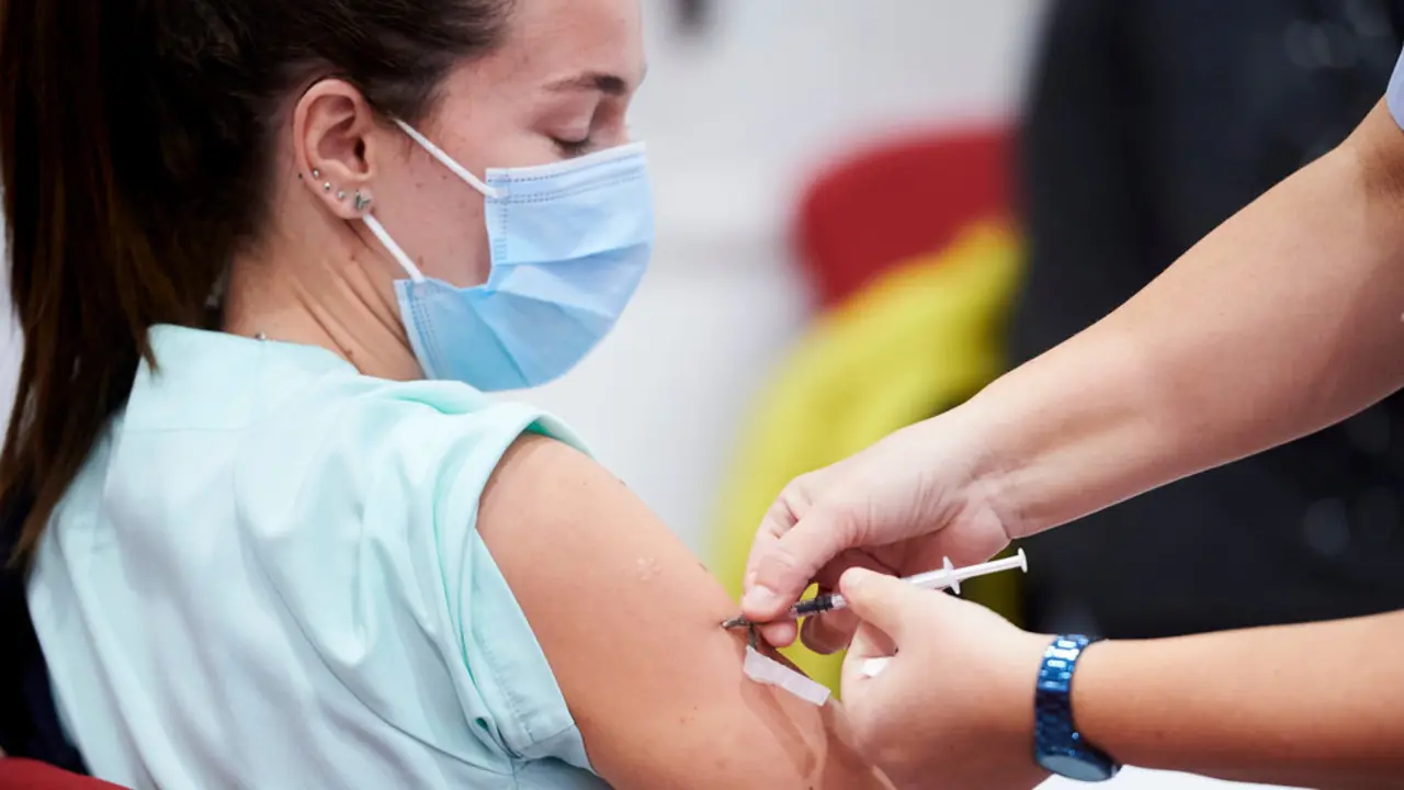 Un trabajadora sanitaria inyecta la segunda dosis de la vacuna de Pfizer