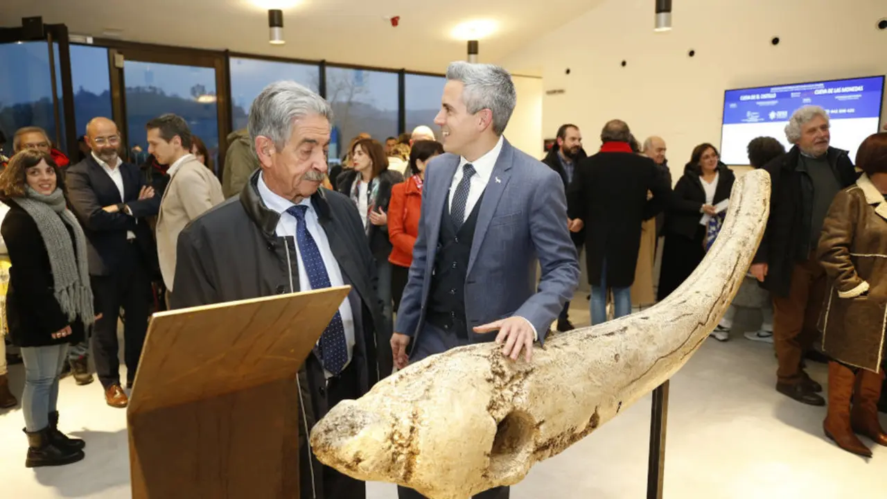 El presidente de Cantabria, Miguel Ángel Revilla; el vicepresidente y consejero de Universidades, Igualdad, Cultura y Deporte, Pablo Zuloaga, y varios consejeros inauguran la exposición &lsquo;La dama roja&rsquo;.