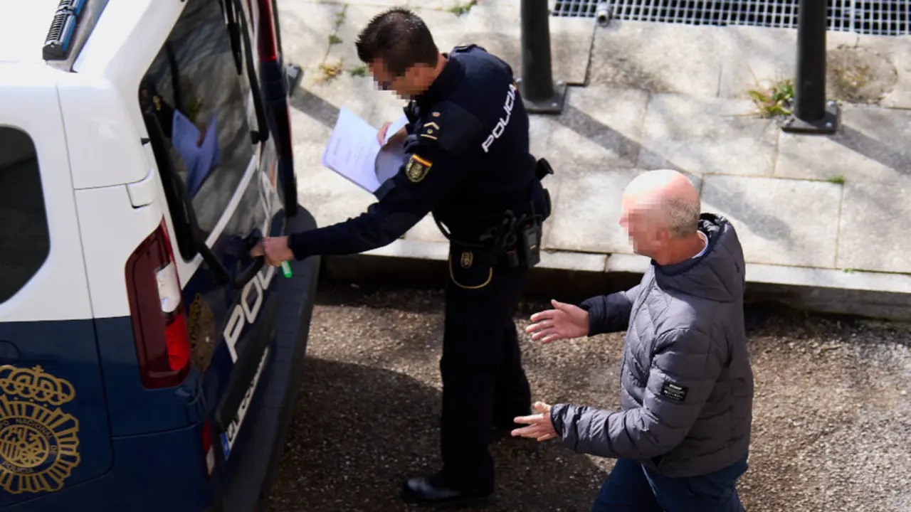El jefe del Servicio de Carreteras de la Consejería de Obras Públicas, M. A. D., a su llegada al Complejo Judicial de Las Salesas, a 24 de febrero de 2023