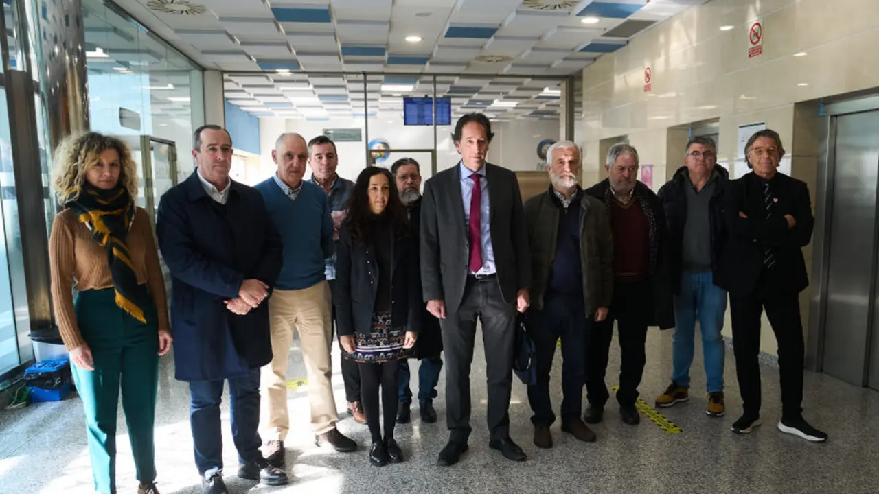 El exconsejero de Obras Públicas José Luis Gochicoa posa a su llegada para ofrecer una rueda de prensa tras su dimisión aceptada sobre la trama de contratos de Carreteras