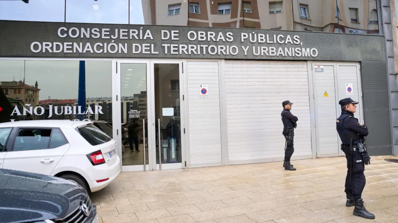 Varios policías en la entrada de la Consejería de Obras Públicas, Ordenación del Territorio y Urbanismo de Cantabria