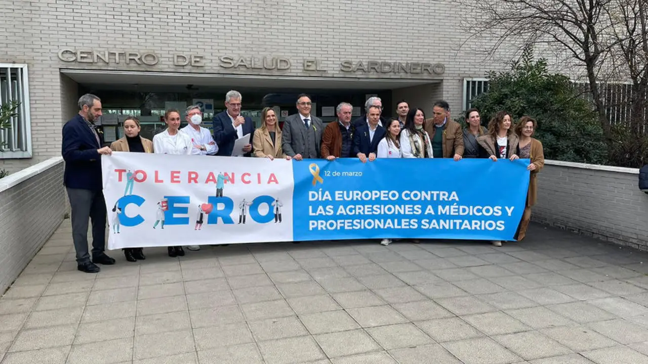 Concentración por las agresiones a médicos en el Centro de Salud de El Sardinero