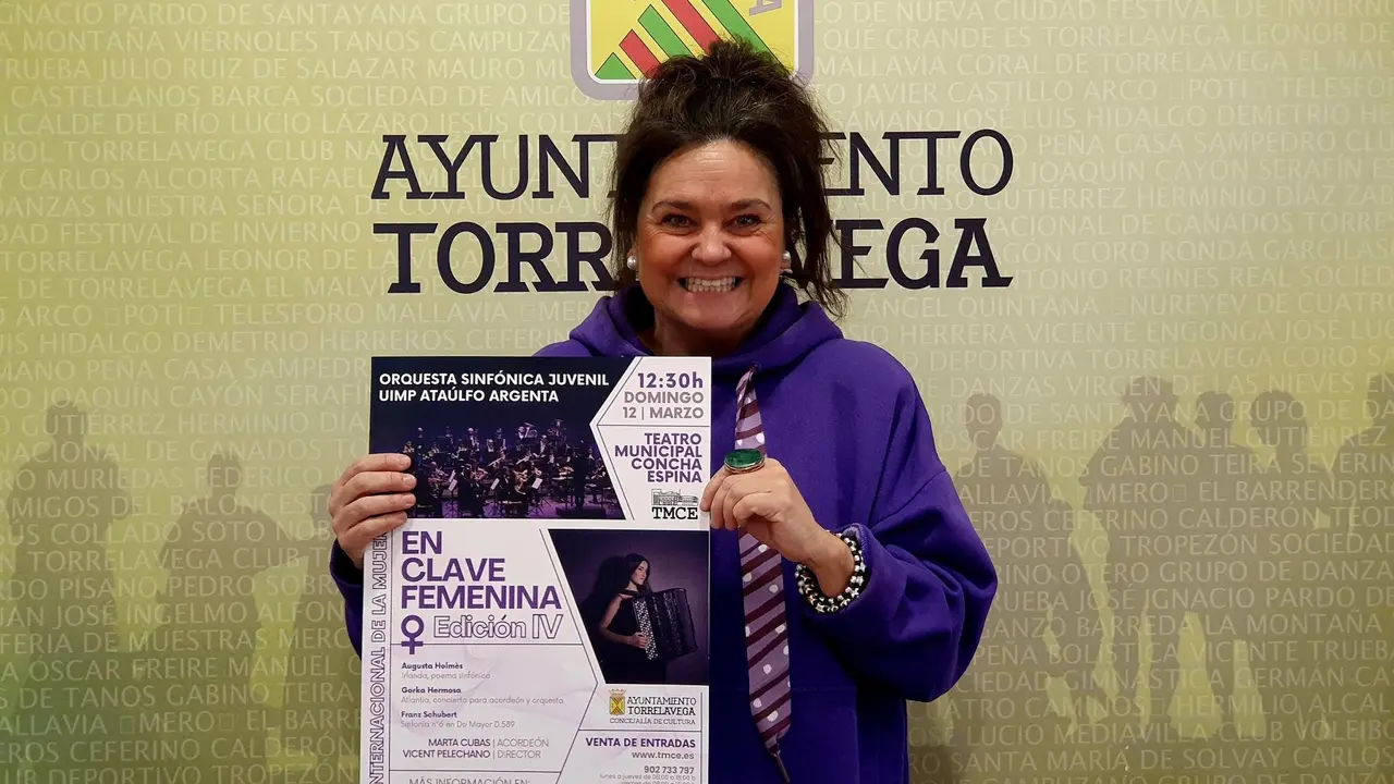 La concejala de Cultura de Torrelavega, Esther V&eacute;lez, con el cartel del concierto 'Enclave Femenina IV' que correr&aacute; a cargo de la Orquesta Sinf&oacute;nica Juvenil UIMP-Ata&uacute;lfo Argenta
