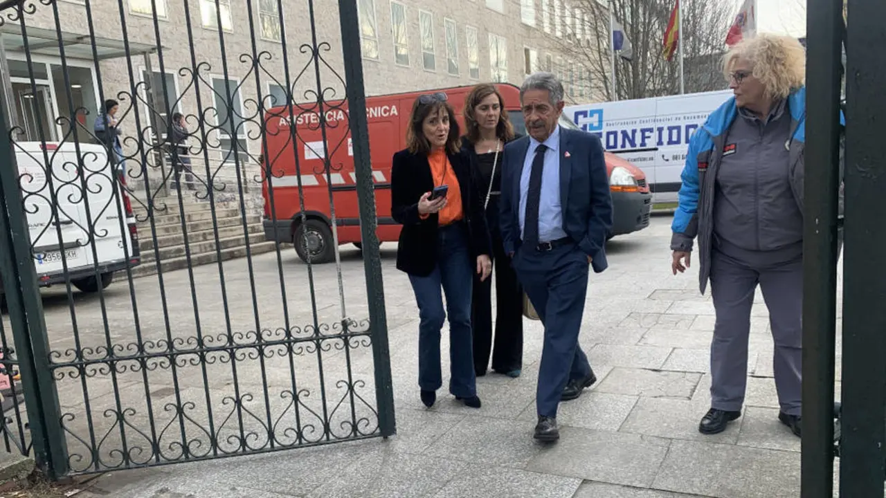 El presidente de Cantabria, Miguel Ángel Revilla, a su salida del Complejo Judicial de Las Salesas