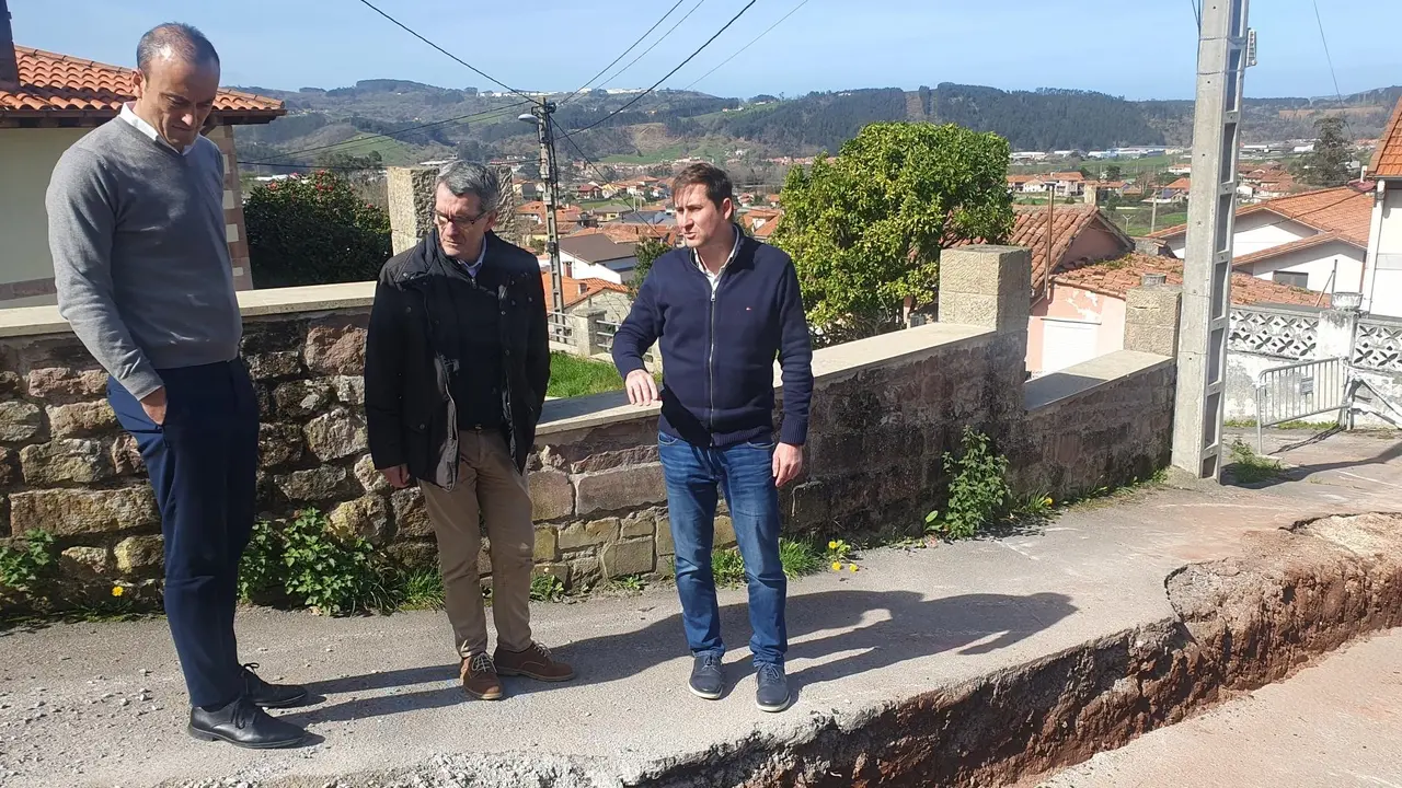 El alcalde, Javier L&oacute;pez Estrada; el concejal de Aguas Torrelavega, Pedro P&eacute;rez Noriega; y el gerente de esta empresa p&uacute;blica, Oscar Pe&ntilde;a, visitan las obras del barrio Radillo, en Vi&eacute;rnoles