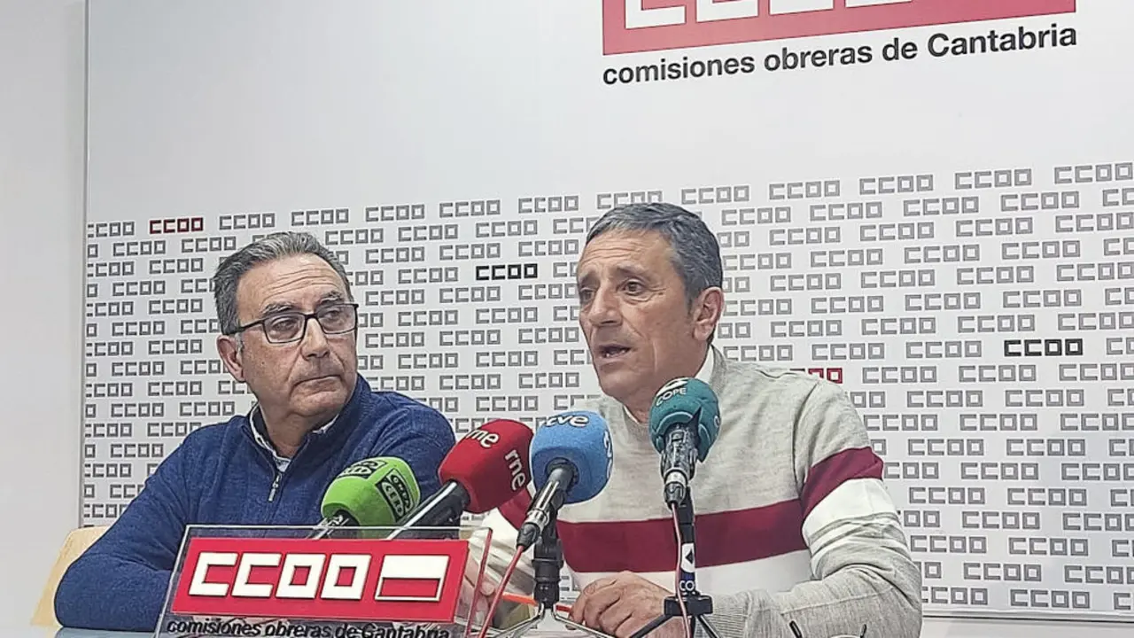 El coordinador del sector auton&oacute;mico de la Federaci&oacute;n de Servicios a la Ciudadan&iacute;a de CCOO Cantabria, Carmelo Renedo (derecha), y Juan Carlos Rodr&iacute;guez, miembro del comit&eacute; de empresa y trabajador del Servicio de Carreteras