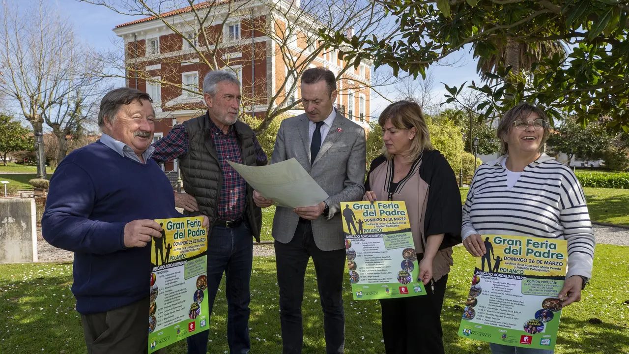 El consejero de Desarrollo Rural, Ganader&iacute;a, Pesca, Alimentaci&oacute;n y Medio Ambiente, Guillermo Blanco (centro), y la alcaldesa de Polanco, Rosa D&iacute;az (segunda por la izda) en la presentaci&oacute;n del cartel de la III Gran Feria del Padre del municipio