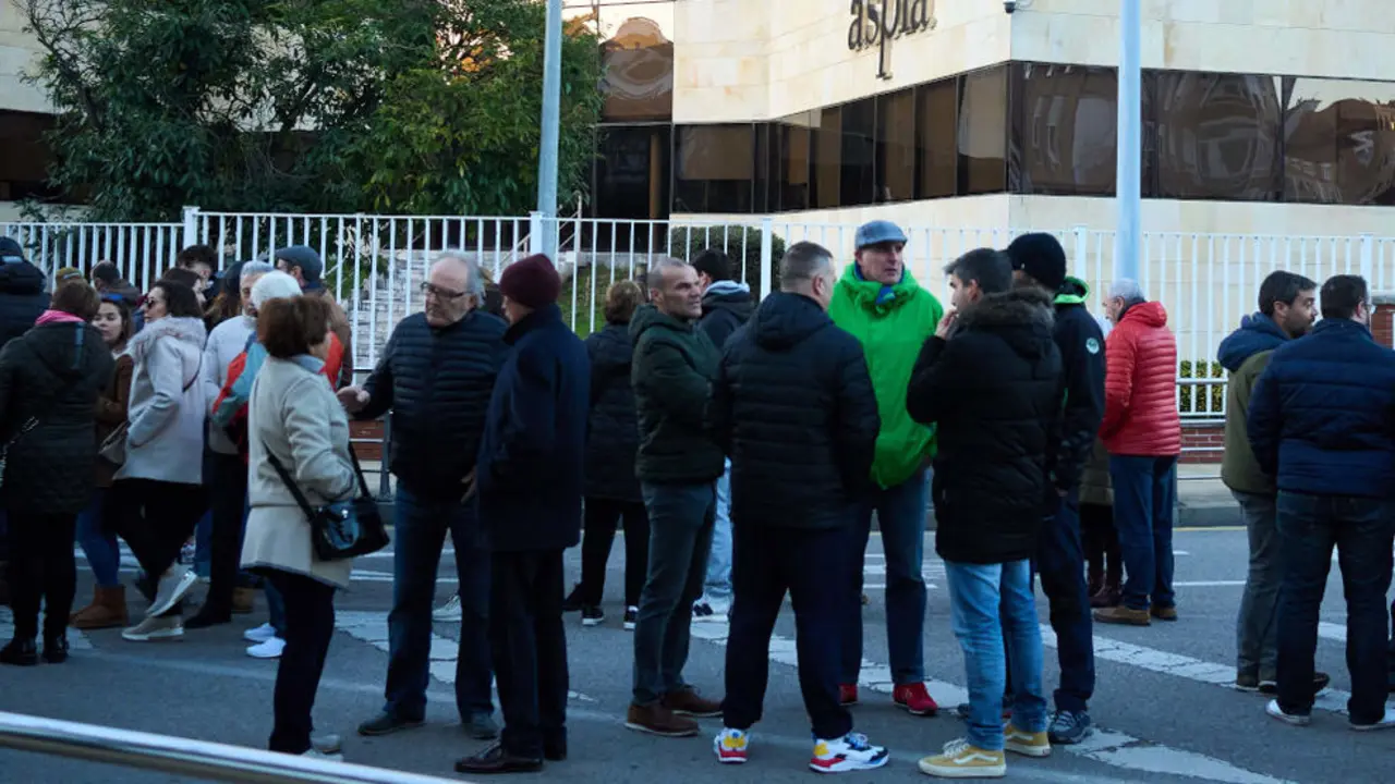 Trabajadores de la empresa Aspla en la sede de la empresa durante una manifestación