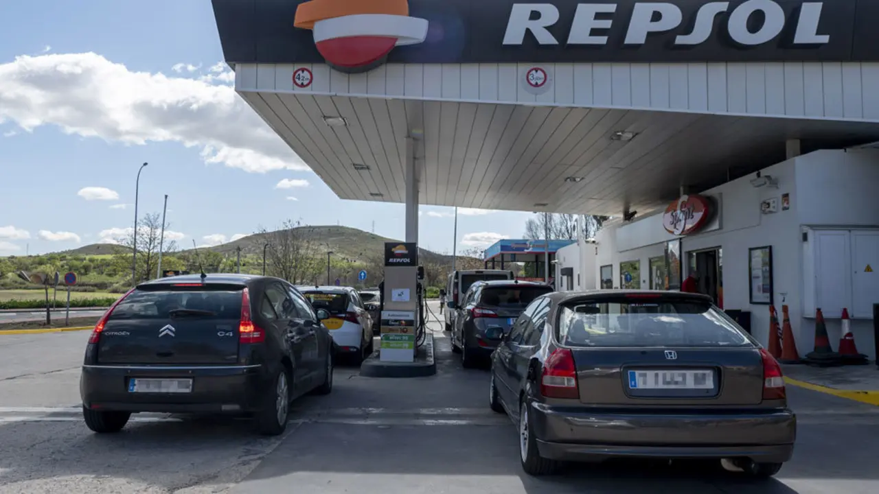 Varios coches repostan en una gasolinera