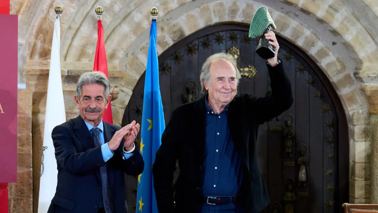 El presidente de Cantabria, Miguel Ángel Revilla, entrega el Premio Beato de Liébana al cantautor a Joan Manuel Serrat