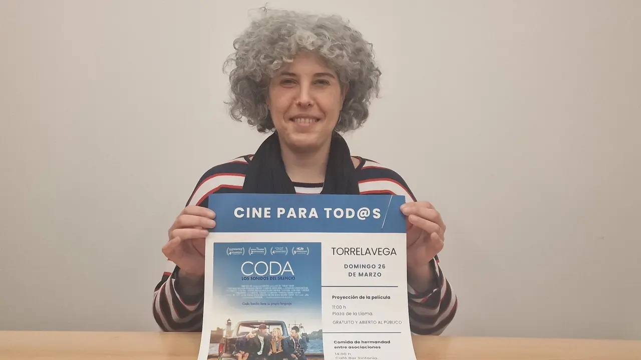 La concejala de Sanidad, Laura Romano, con el cartel de la proyecci&oacute;n de 'CODA: Los sonidos del silencio'