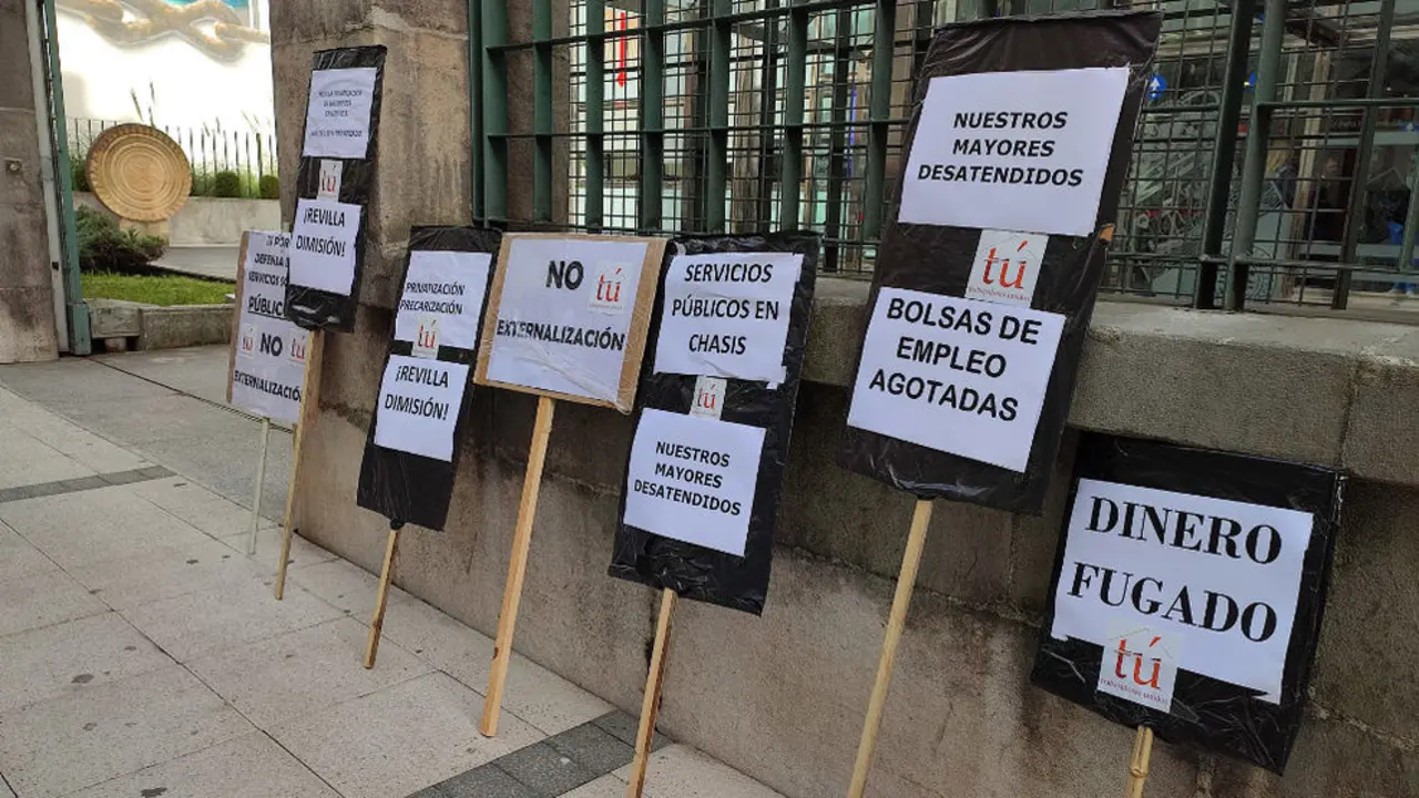Pancartas frente al Gobierno en la concentración del sindicato TÚ