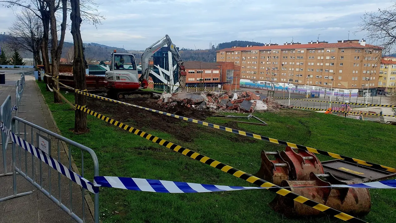 Espacio junto a la pista de la Plaza de las Autonom&iacute;as de Torrelavega