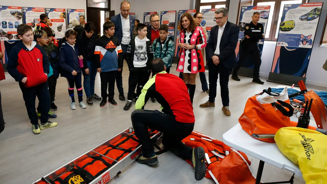 Alumnos de Primaria de Torrelavega participan en el programa de formaci&oacute;n de protecci&oacute;n civil y emergencias
